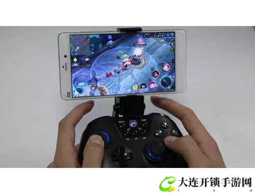 11岁男女生打扑克，轻松互动乐趣无穷