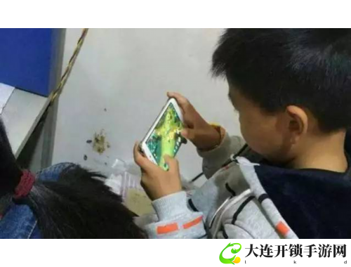 同桌的手：探索课堂互动的温暖与支持